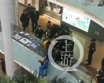 武汉一商场发生伤人事件 身穿外卖服男子持刀行凶后被控制_凤凰网
