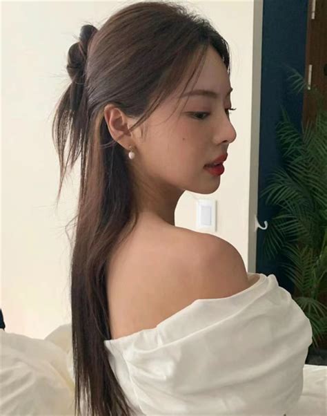 温柔女生半披发头像