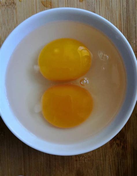 鸡蛋和鸭蛋从天然农产品中采集，以木质健康饮食理念、鲜碎蛋黄为原料高清摄影大图-千库网