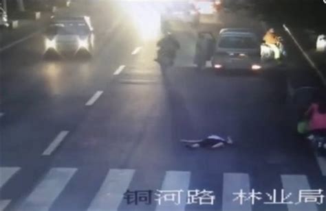 女子被撞后遭二次碾压 数十人路过无人救(图)_张家口新闻网