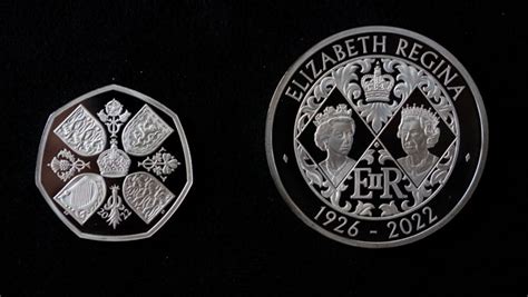 印有查尔斯国王肖像的硬币开始流通|伊丽莎白二世|硬币|国王_新浪新闻