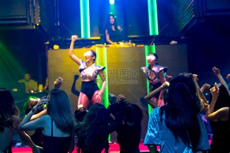 一群人在迪斯科夜总会跳舞高清图片下载-正版图片306615026-摄图网