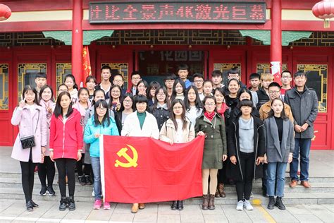 会计学院组织学生党员、积极分子观看励志电影（图）-河南工程学院