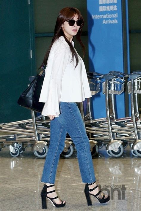 韩国演员河智苑回国 白衫搭配牛仔裤时尚范尽显-新闻资讯-高贝娱乐
