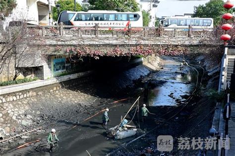 南京一马路被黑臭污水淹没 积水最深处达20厘米_江苏频道_凤凰网