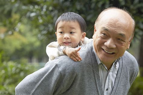 微笑的爷爷和孙子一起玩高清图片下载-正版图片502156853-摄图网