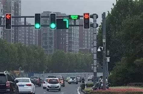 绿灯进入路口也算违章？到底什么是“闯绿灯”？