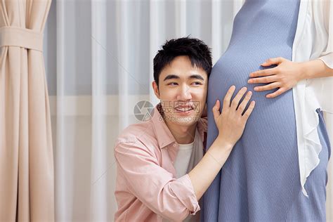 奶爸听怀孕妻子胎动高清图片下载-正版图片506949101-摄图网