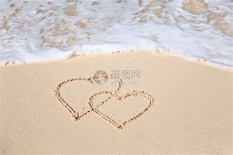 在沙滩上画的两颗心高清图片下载-正版图片502864984-摄图网