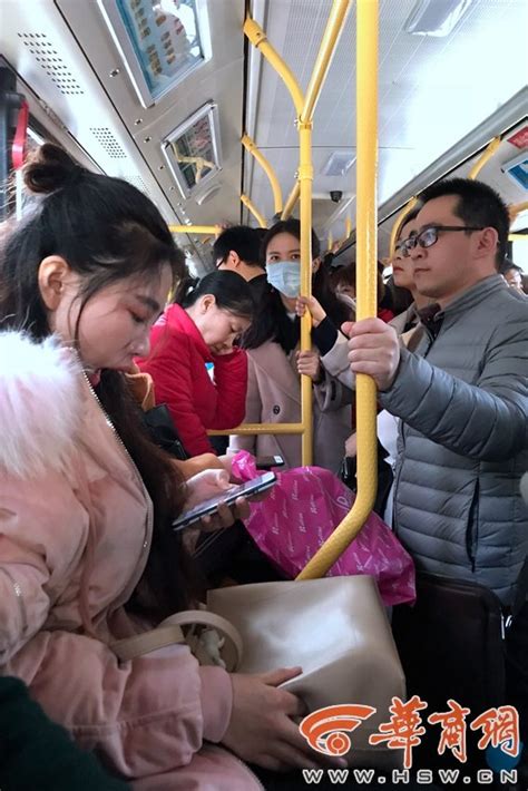 晋江一乘客拉扯司机要强行下车 公交车失控冲出路面 - 拍案说法 - 东南网泉州频道