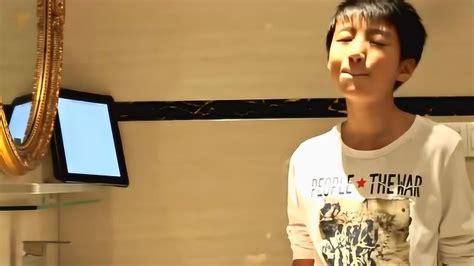 天哪！王俊凯小时候也太可爱了吧，在卫生间自拍唱歌，还会耍帅！_腾讯视频
