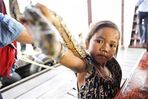 【洞里萨湖玩蛇的小女孩摄影图片】风光摄影_太平洋电脑网摄影部落