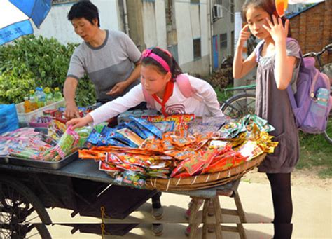 大学生在宿舍设小卖铺卖辣条零食一个月收入2万