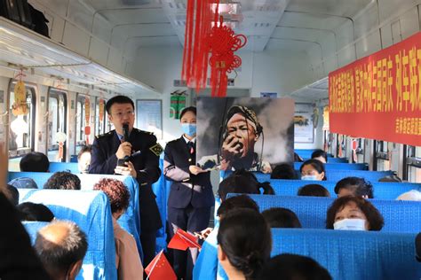 绿皮列车上，他们这样迎“双节”_澎湃号·媒体_澎湃新闻-The Paper