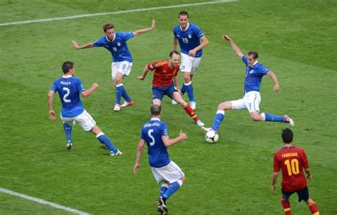 世界名画！！12年欧洲杯，伊涅斯塔1v5意大利球员-直播吧