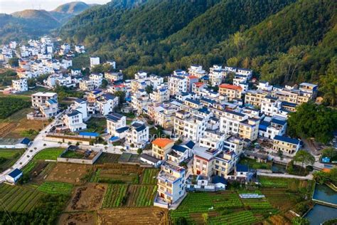 广西蒙山：实施高速公路沿线村庄风貌改造工程-人民图片网