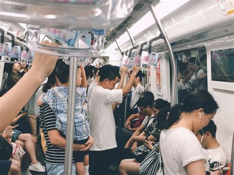 二孩时代 带两娃坐地铁公交只能免票一个 合理吗？ | 中国周刊