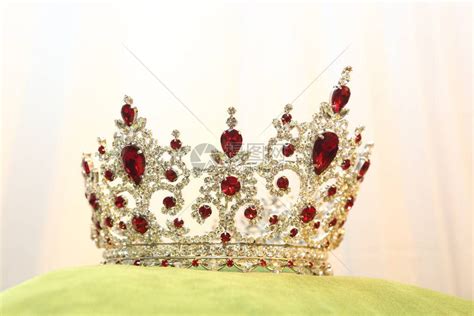 获盛奖的王冠珠宝小姐钻石珍珠银金红宝石在CushionPi高清图片下载-正版图片504168499-摄图网