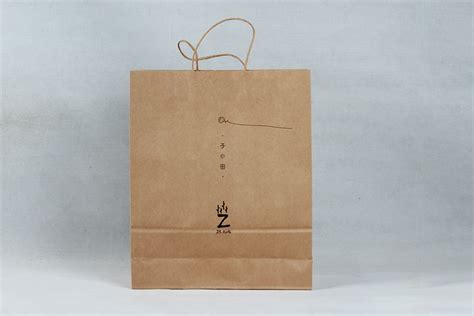 简约大气的购物纸袋设计展示psd样机素材 - 25学堂