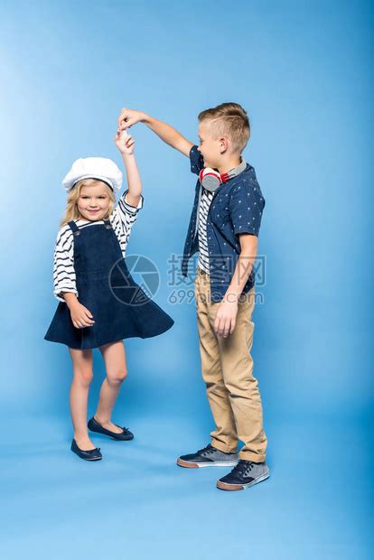 可爱的小孩在蓝色上跳舞高清图片下载-正版图片503392135-摄图网