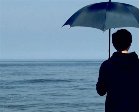 下雨天独自撑伞的背影图片_关注网图库