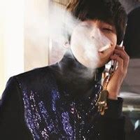 男生叼根烟非主流头像