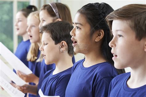 群学校的孩子合唱里唱歌高清图片下载-正版图片300433941-摄图网
