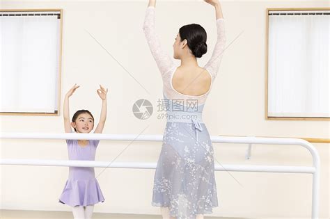 年轻舞蹈老师教小女孩们跳舞高清图片下载-正版图片507614242-摄图网