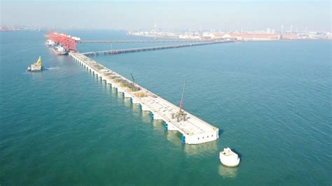 防城港钢铁基地项目101号泊位完成码头面层浇注及钢联桥安装
