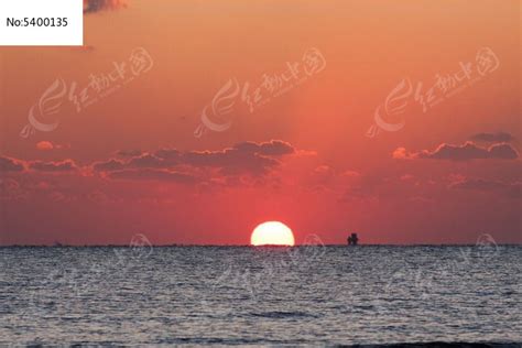 海景图画般的海景太阳在海面上升起与云层天空相对高清图片下载-正版图片507445967-摄图网