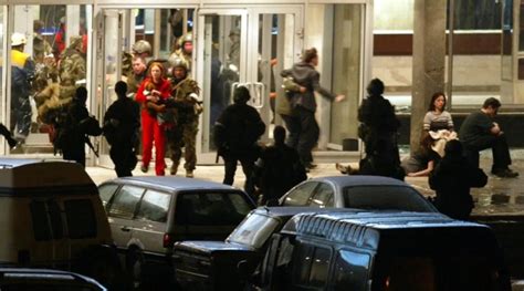莫斯科剧院850人质被劫持，俄特种兵放毒气强攻，劫匪人质全部身亡_凤凰网视频_凤凰网