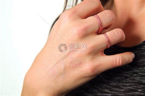 受伤女人的手高清图片下载-正版图片600328934-摄图网