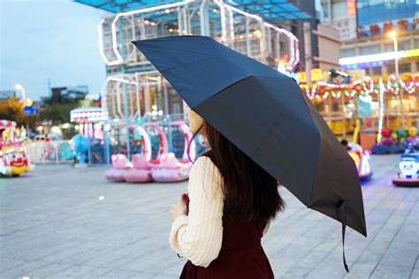 小女孩下雨打伞可爱插画素材图片免费下载-千库网