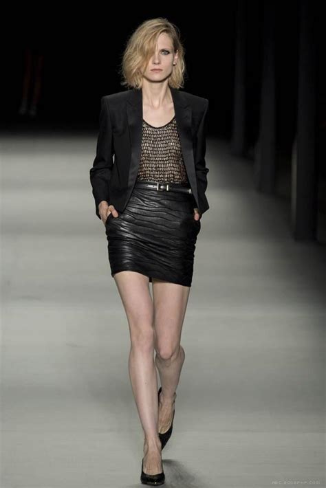 芒果的冬季-德国美女朱莉娅斯特格纳是顶级车模-锥形裤，格子衬衫和四四方方的大衣构成最有女人味的配饰，设计灵感来自男装风格-欧莱凯设计网