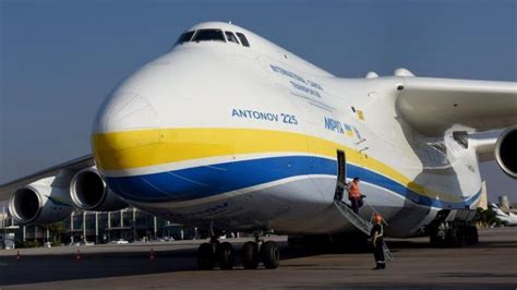 现场视频！世界最大运输机安-225残骸被拖走_凤凰网