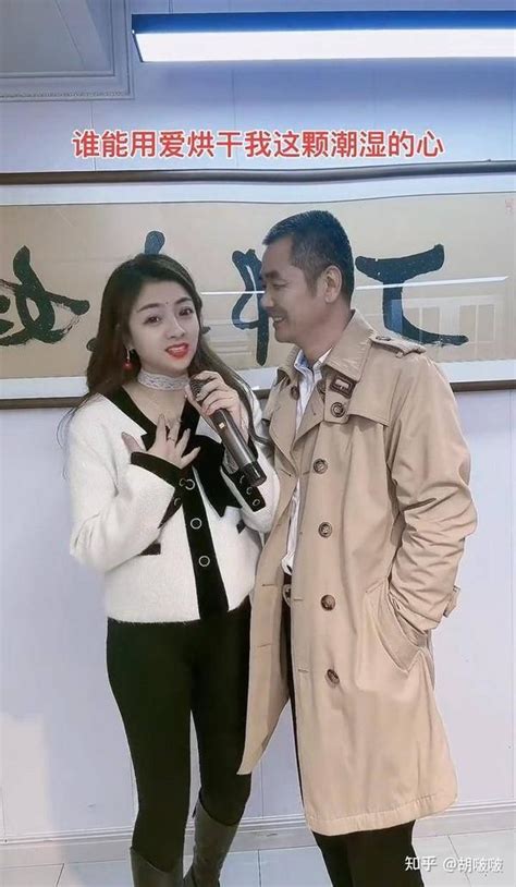 年轻漂亮的女人带着漂亮的小女儿在公园里的伞下母亲和女儿在一起友好高清图片下载-正版图片504749385-摄图网