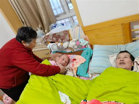 儿媳病逝后，东北婆婆和儿子留在湖南照顾瘫痪亲家老两口3年