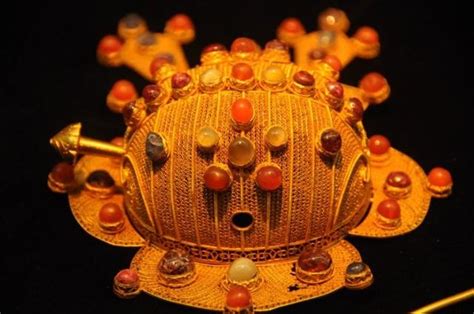 明十三陵文物珍品亮相，包括国宝级的万历皇帝金冠