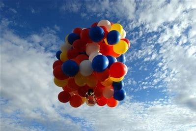 美国男子坐“气球椅”空中飘飞380公里