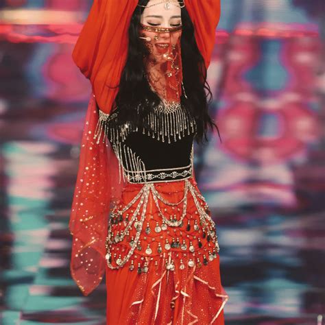 迪丽热巴同款新疆舞蹈演出红色女少数民族舞开场舞大摆裙维族服装-阿里巴巴