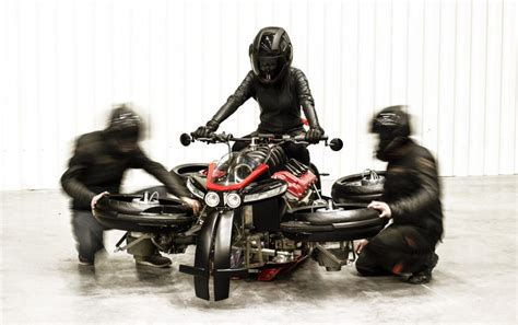 骑摩托车的机器人图片素材-正版创意图片600117450-摄图网