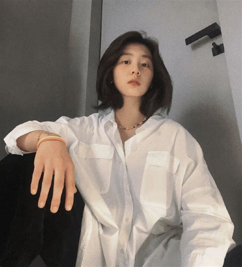 黄磊16岁女儿多多晒自拍 穿白色大码衬衣御姐范儿足_新浪图片