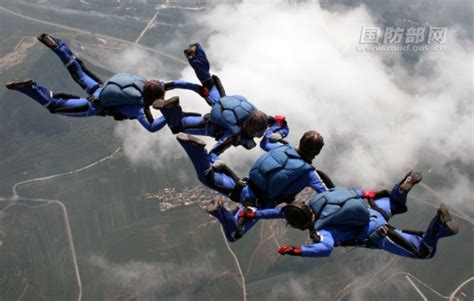 高清组图：空中拍摄空军跳伞表演训练-新闻中心-南海网