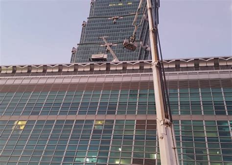 台北101大楼发生坠楼事故，两名工人从60米高度跌落1人当场死亡