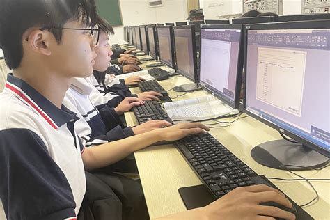 学生学习计算机-郴州思科职业学院