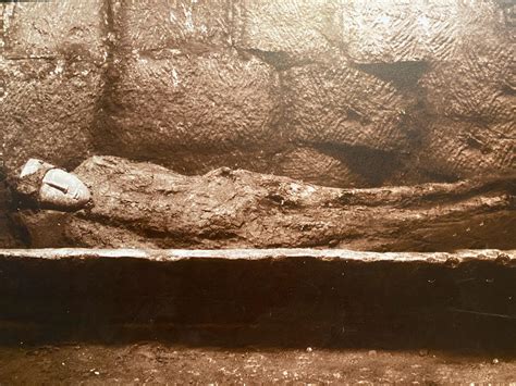 昨天发布的内蒙古出土的千年契丹女尸出土时的照片