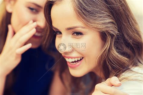 人,沟通友谊的微笑的轻女闲聊低语的秘密高清图片下载-正版图片300607021-摄图网