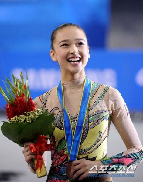 韩国孙妍在艺术体操个人全能摘铜，绽放天使般笑容-东方体育-东方网