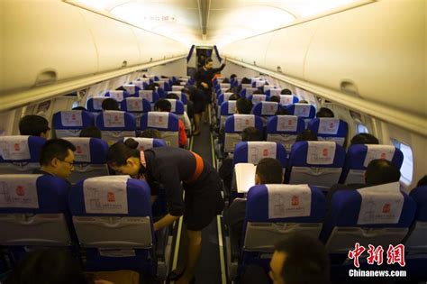 国航乘务人员进行航前准备-中国民航网