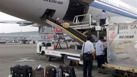 超严格！澳洲虎航随身行李新措施 登机前还要称重检查贴标签！_乘客